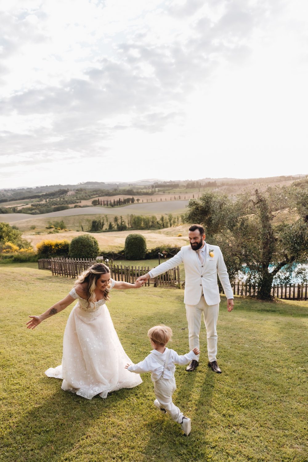 A celebration on the lawns at Tenuta di Montechiaro above the Sienese hills